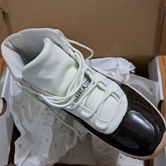 Woman's Jordan 11 Retro - Picture 1 of 4